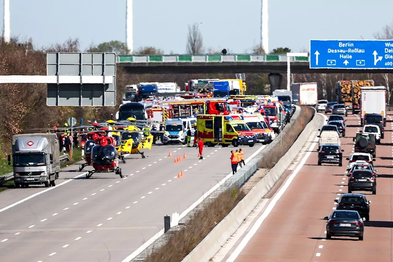 Unfall A9: Flixbus verliert Kontrolle – viele Verletzte und Tote