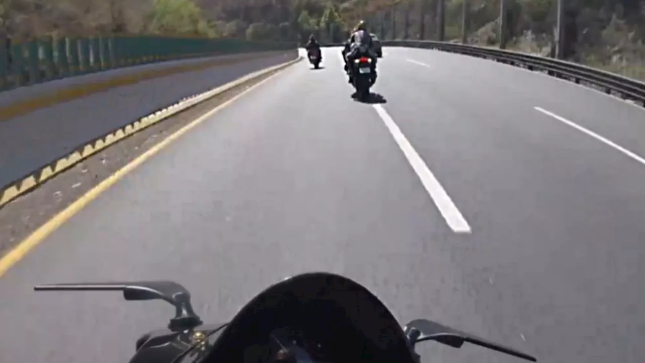 VIDEO: dos motociclistas se impactan en la curva de la México-Cuernavaca