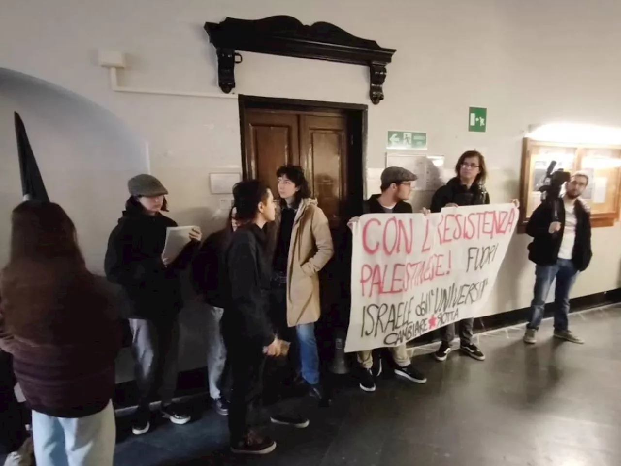 Tensioni pure all'università di Genova, il blitz dei collettivi: insulti e spintoni al rettore