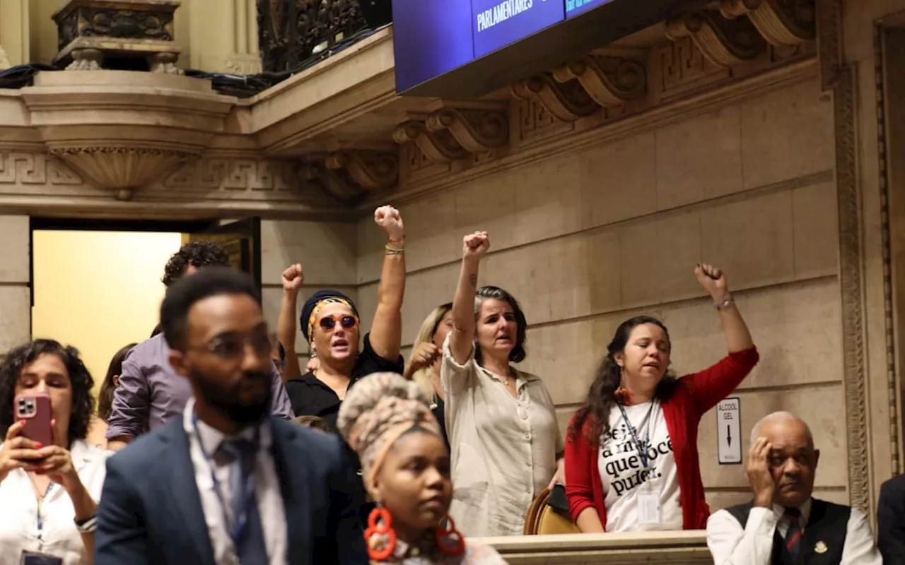 Vereadores homenageiam Marielle Franco e Anderson Gomes durante sessão na Câmara do Rio