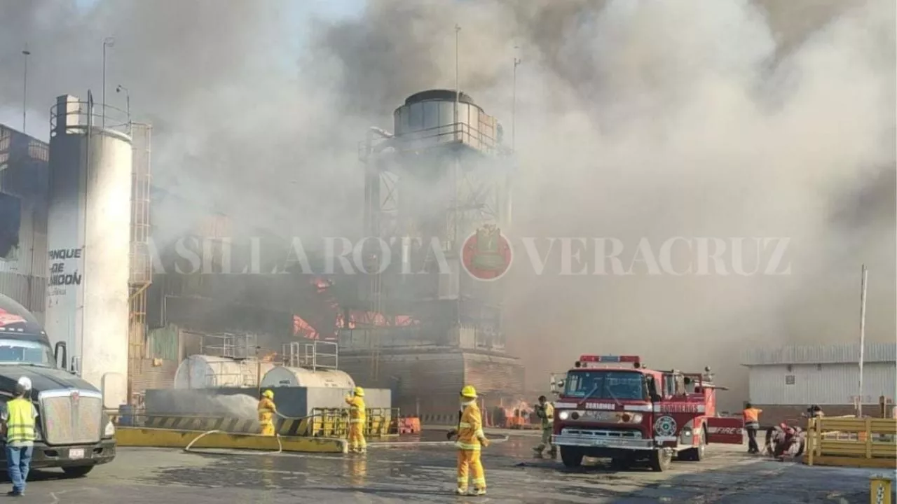 Tras 24 horas, siguen labores por incendio en empresa International Paper de Ixtaczoquitlán