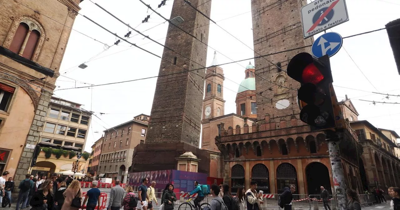 Bologna, la Torre Garisenda sta crollando? Il tentativo: come vogliono salvarla