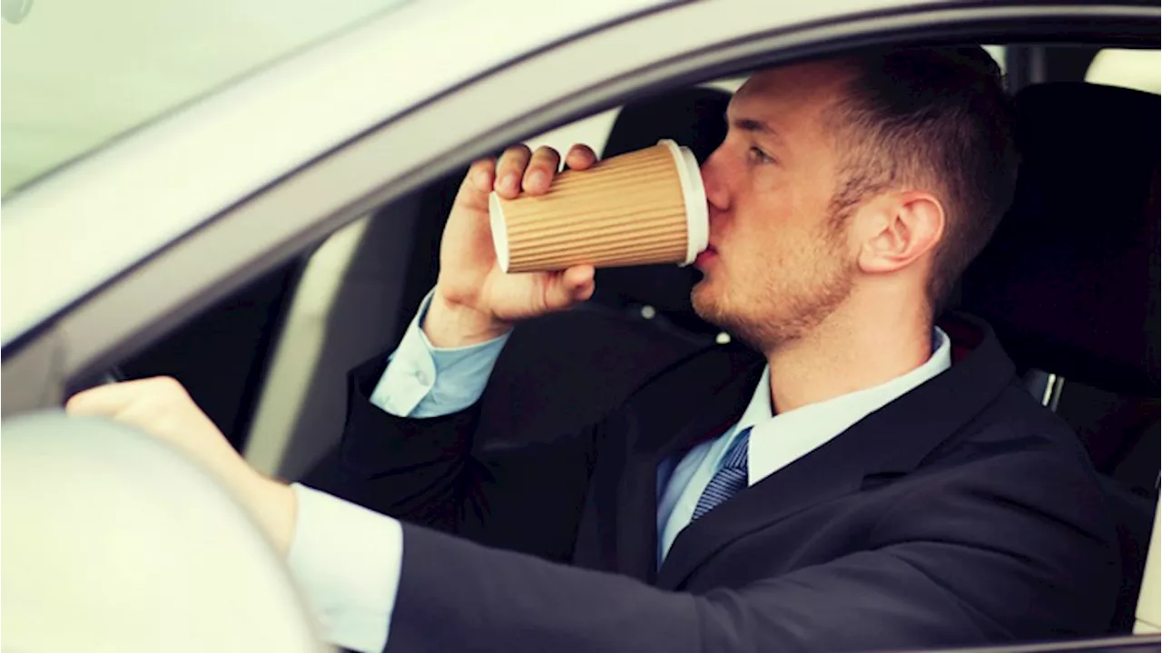 Distratti al volante se si beve poca acqua