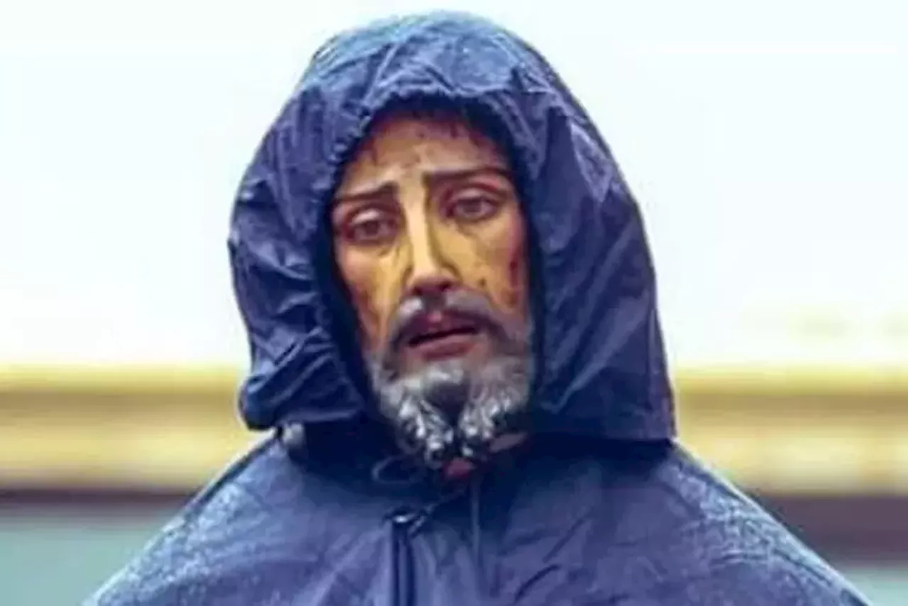 Cachondeo con el impermeable de Cristo en la Semana Santa sevillana: 'Todo por Poncho Pilatos'