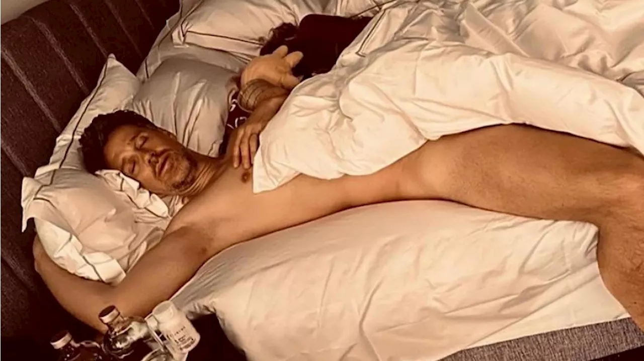 Wayne Carpendale schlummert friedlich im Bett - splitterfasernackt!