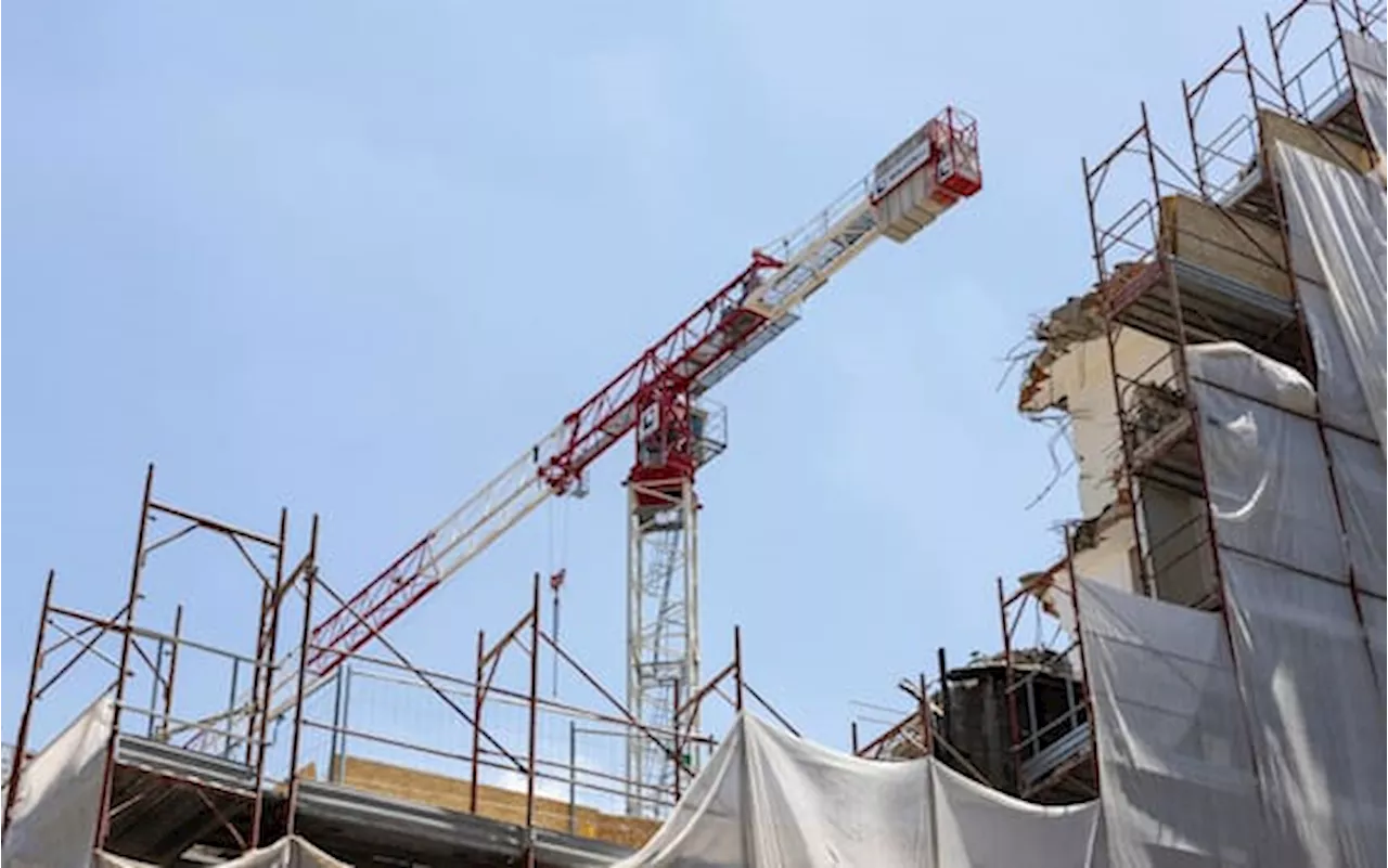 Incidente sul lavoro, operaio morto in cantiere a Fidenza: travolto dal carico della gru