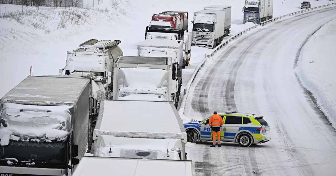 Den som själv kan reda upp ett snökaos må kasta första stenen