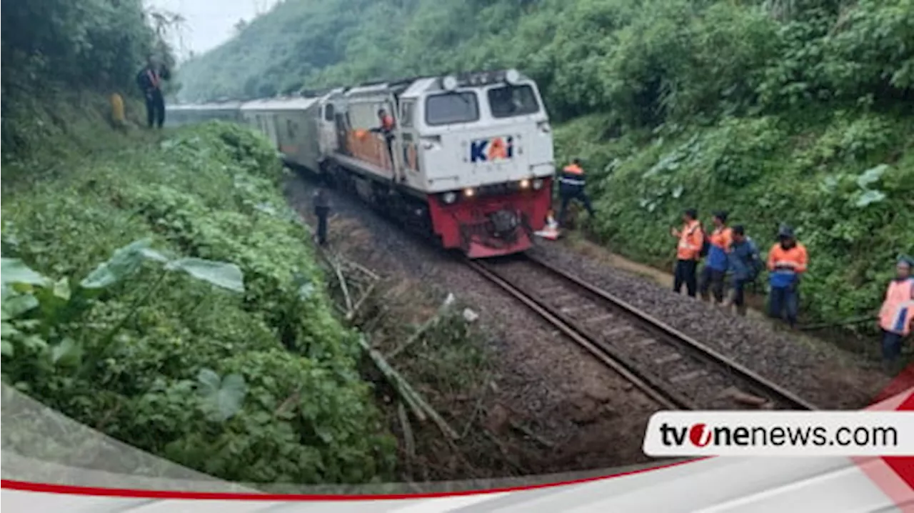 Rel Kereta Tertimbun Longsor di Bandung Barat, Dua Perjalanan KA sempat Terganggu Beberapa Jam