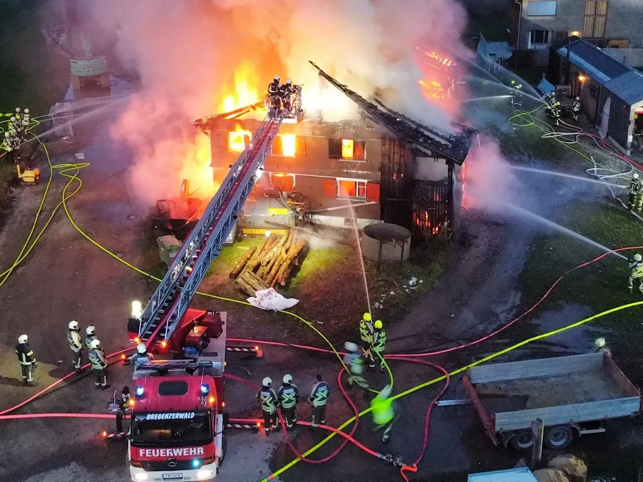 Großeinsatz der Feuerwehren in Hittisau: Gebäude in Vollbrand