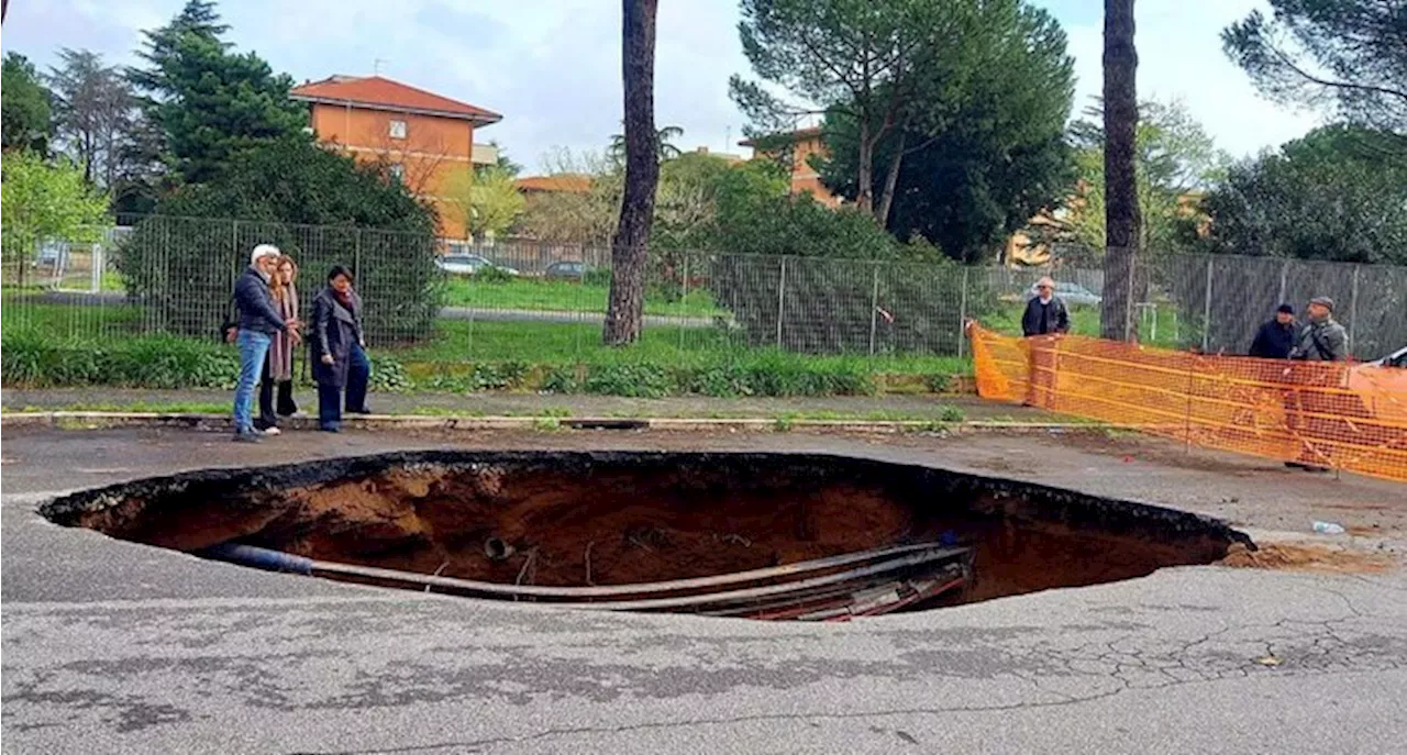 Si apre maxi voragine a Roma, inghiottite 2 auto