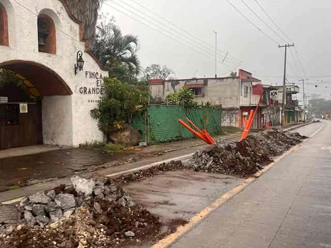 Pobladores de El Grande, en Coatepec exigen conocer sobre obra en carretera a Las Trancas