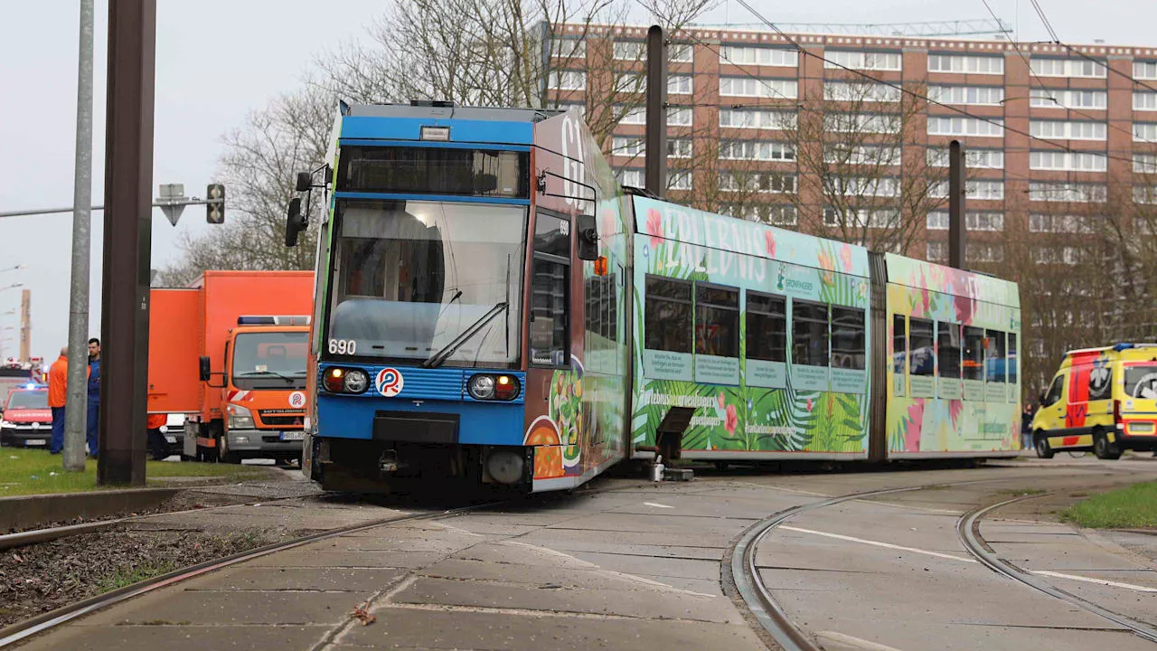 Rostock: Straßenbahn entgleist nach Unfall mit Lkw