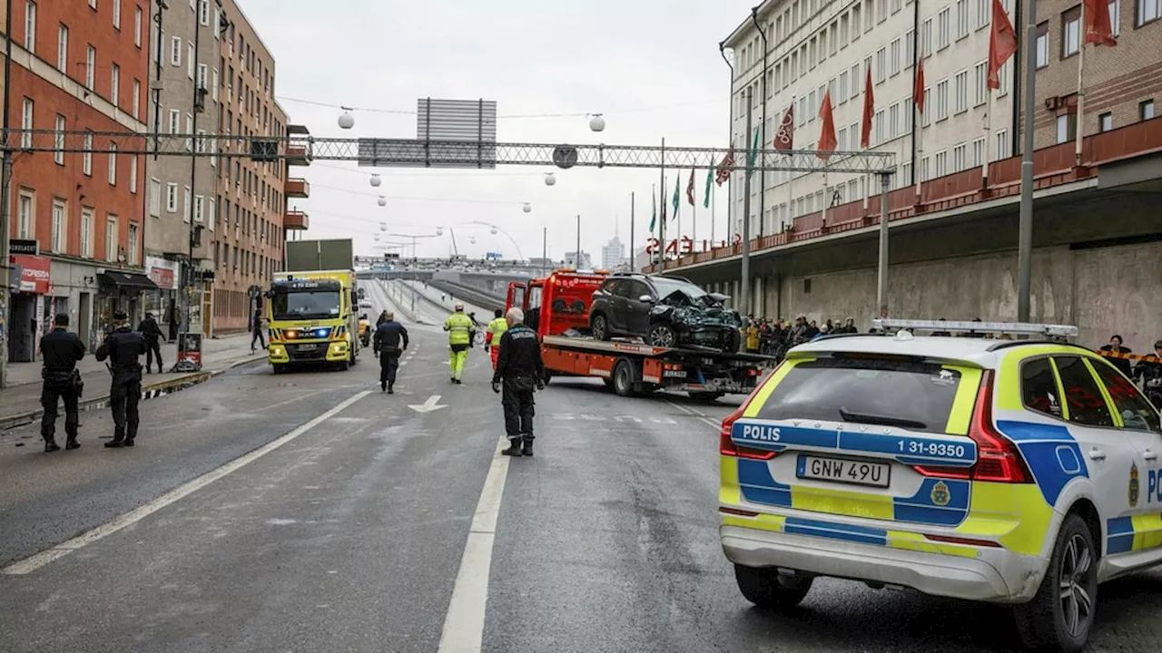 Kvinna misstänks för mordförsök efter bilkrasch på Södermalm