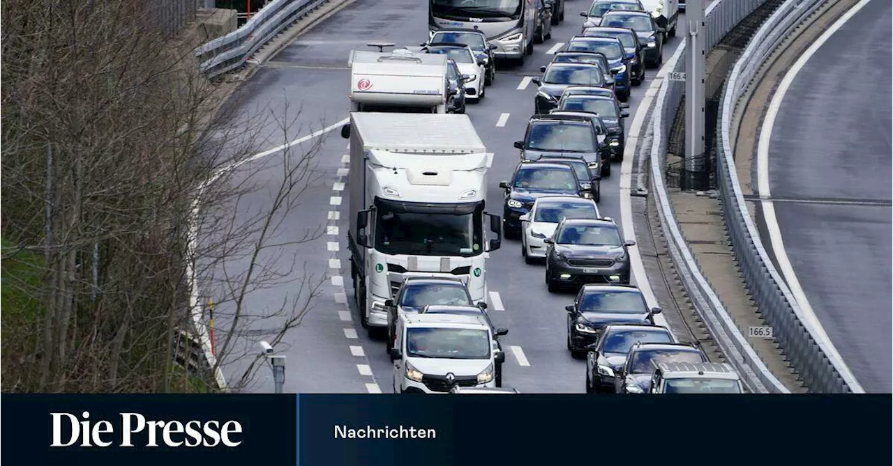 Osterverkehr sorgt bereits für kilometerlangen Stau auf der A10 in Salzburg