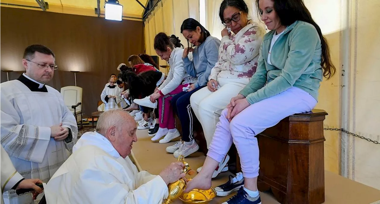 En silla de ruedas, Papa Francisco lava los pies a reclusas por Jueves Santo