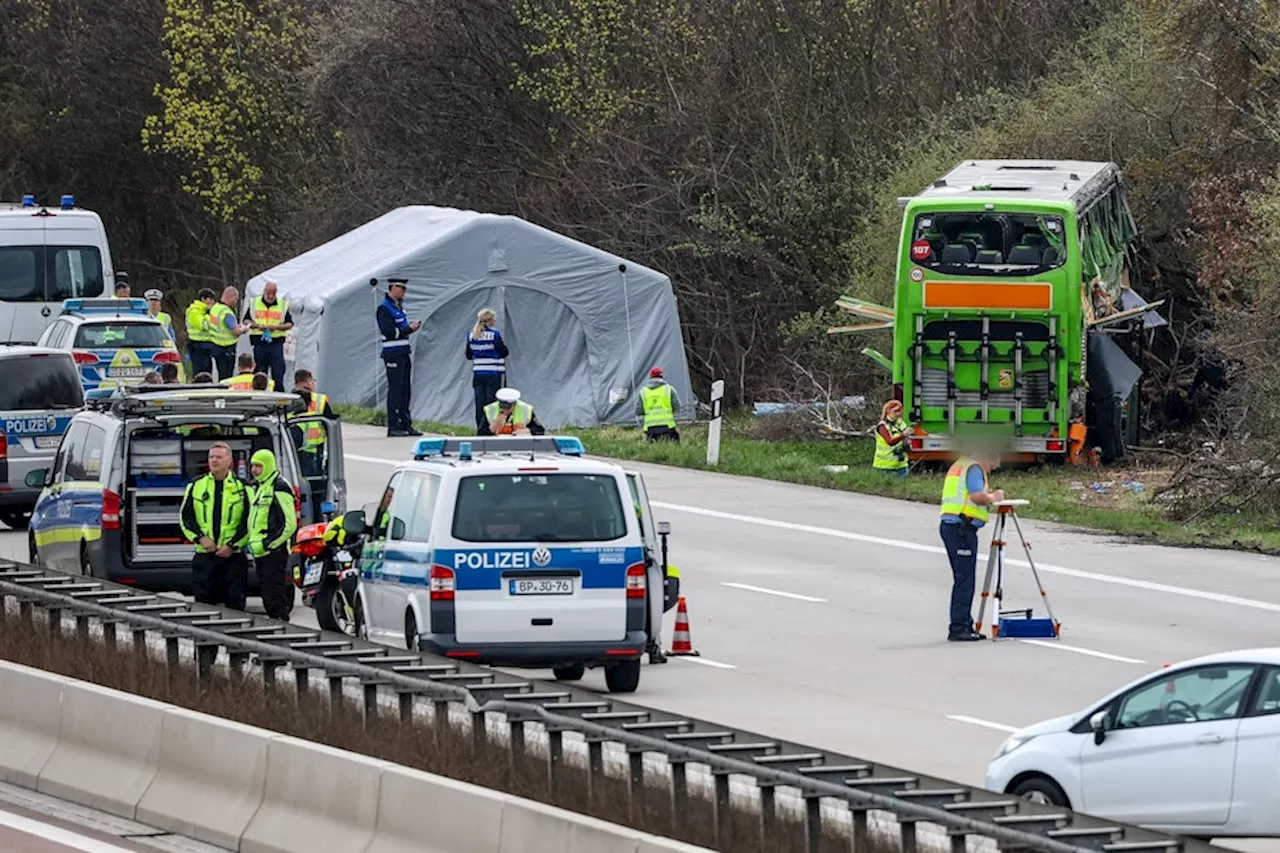 Ermittler suchen nach Ursache für Busunglück