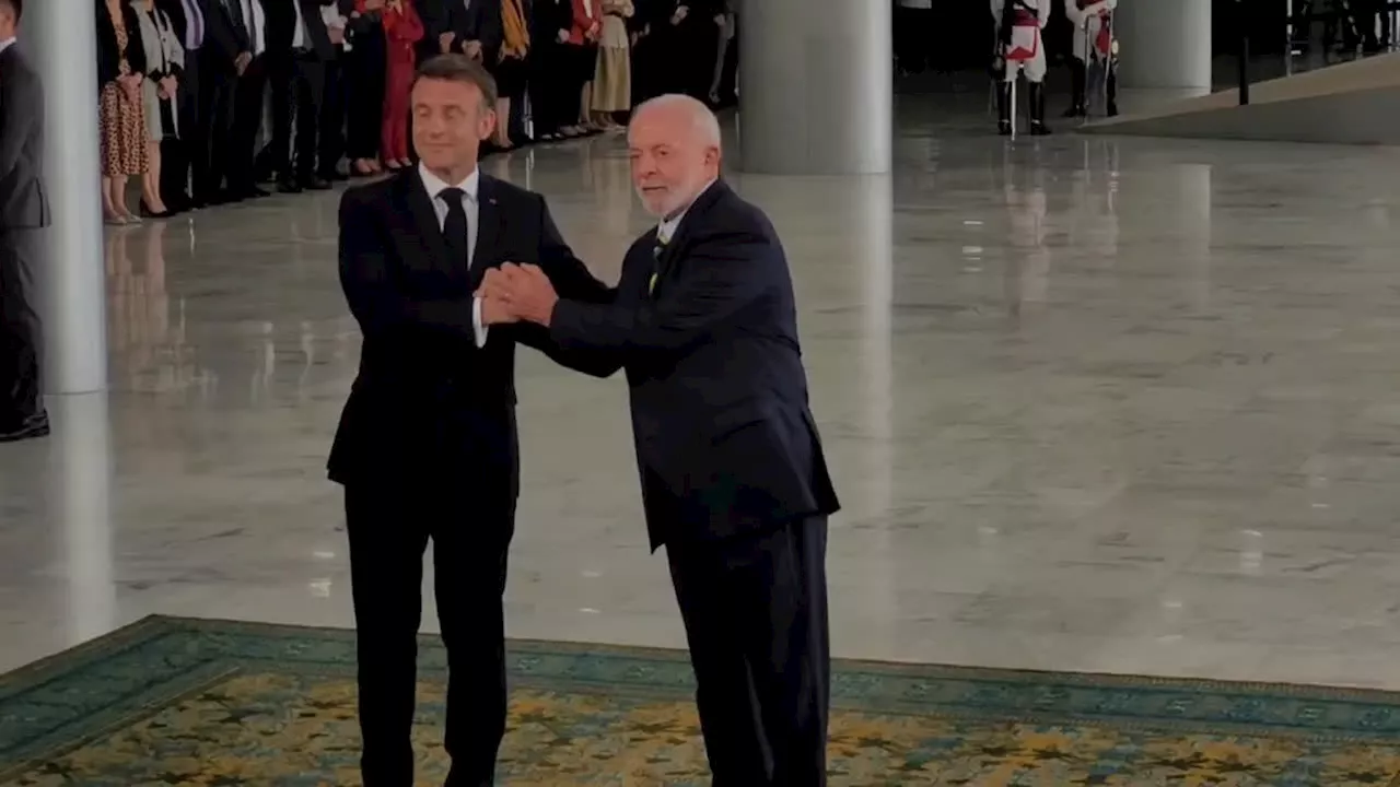 Lula recebe presidente francês, Emmanuel Macron, em cerimônia no Palácio do Planalto