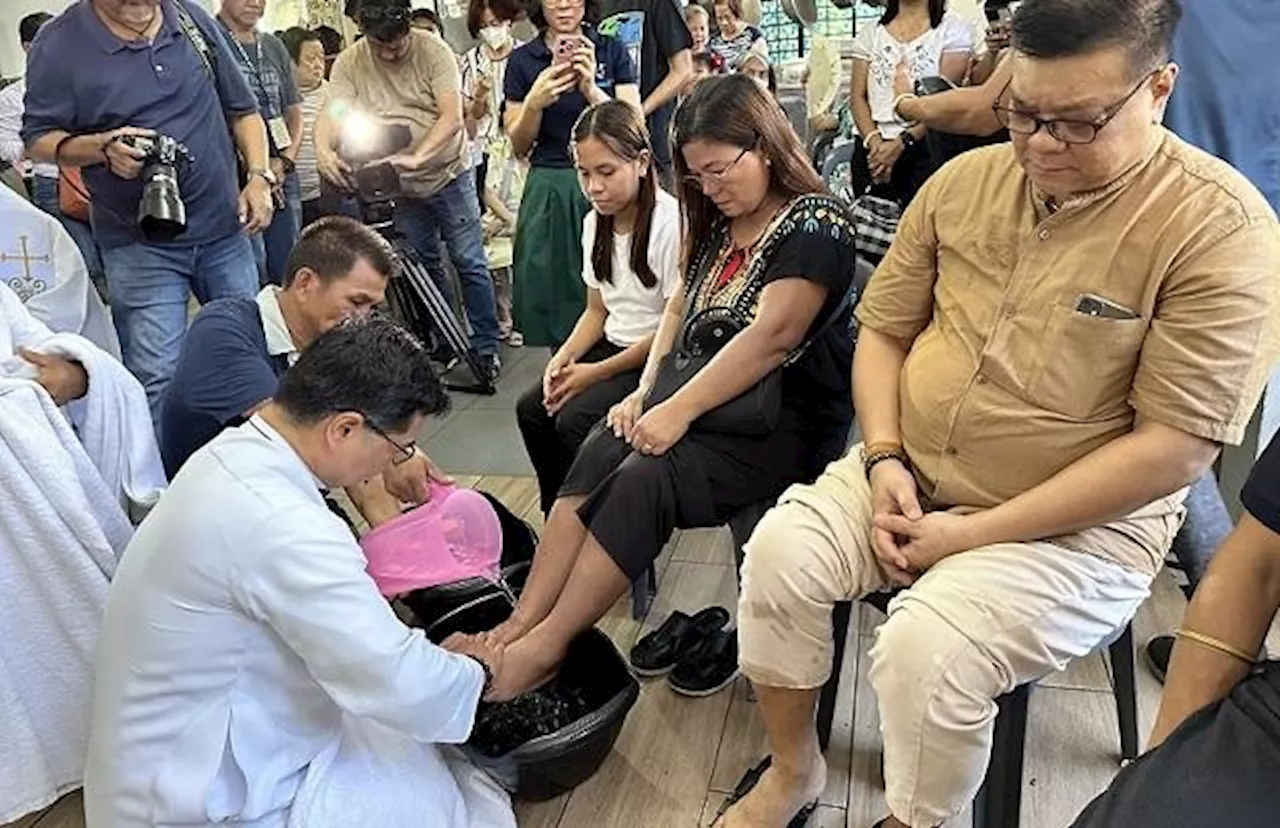 Priest washes the feet of EJK victims’ kin on Maundy Thursday