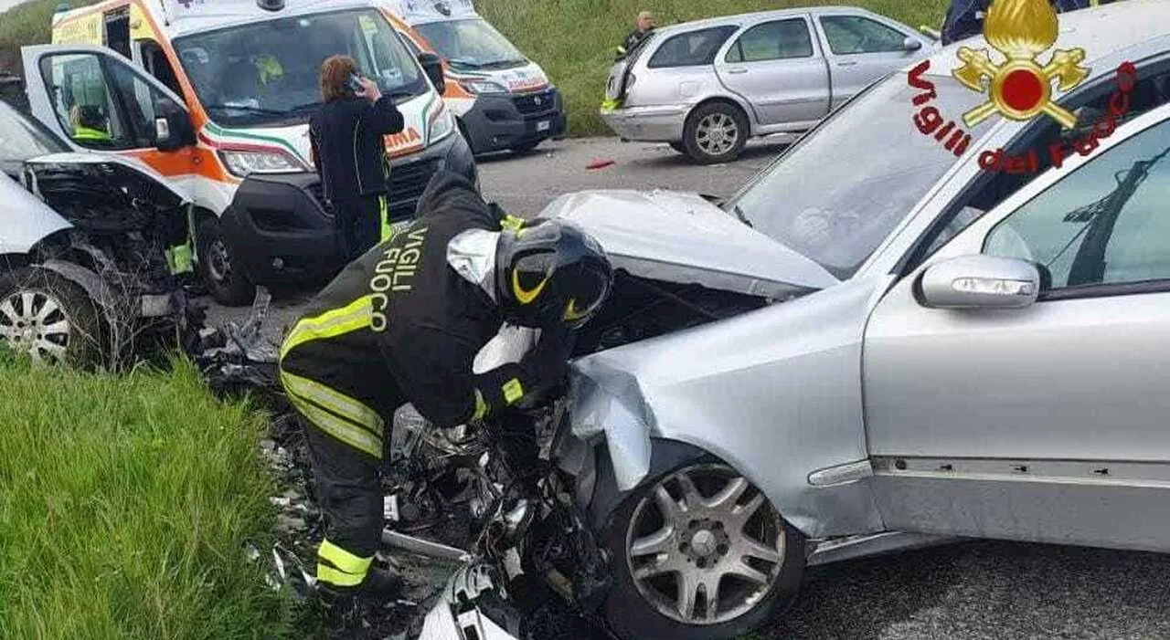 Roma, incidente fra 3 auto sulla Pontina: morta una bambina di 8 anni, altri tre feriti