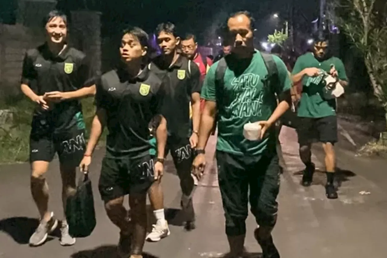 Momen Persebaya Surabaya Penuhi Nazar Setelah Petik Kemenangan Atas Arema FC di Bali