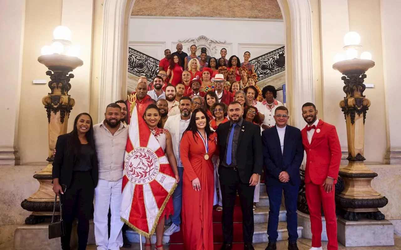 Diretora de Carnaval da Unidos de Padre Miguel recebe Medalha Pedro Ernesto