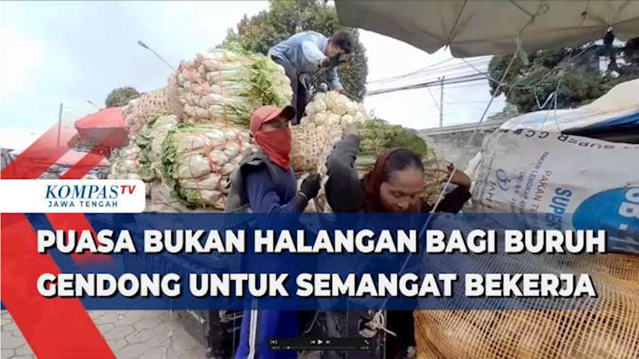 Puasa Bukan Halangan Bagi Buruh Gendong untuk Semangat Bekerja