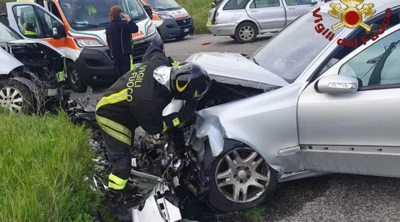 Ardea (Roma), violento scontro fra tre auto sulla Pontina: morta una bimba