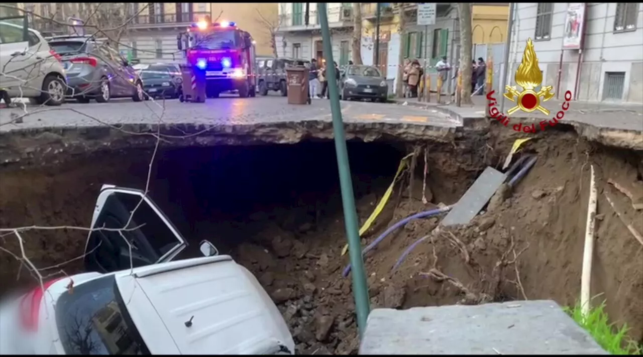 Napoli, voragine in strada inghiotte due vetture | Uno dei passeggeri in macchina: 'Siamo miracolati'