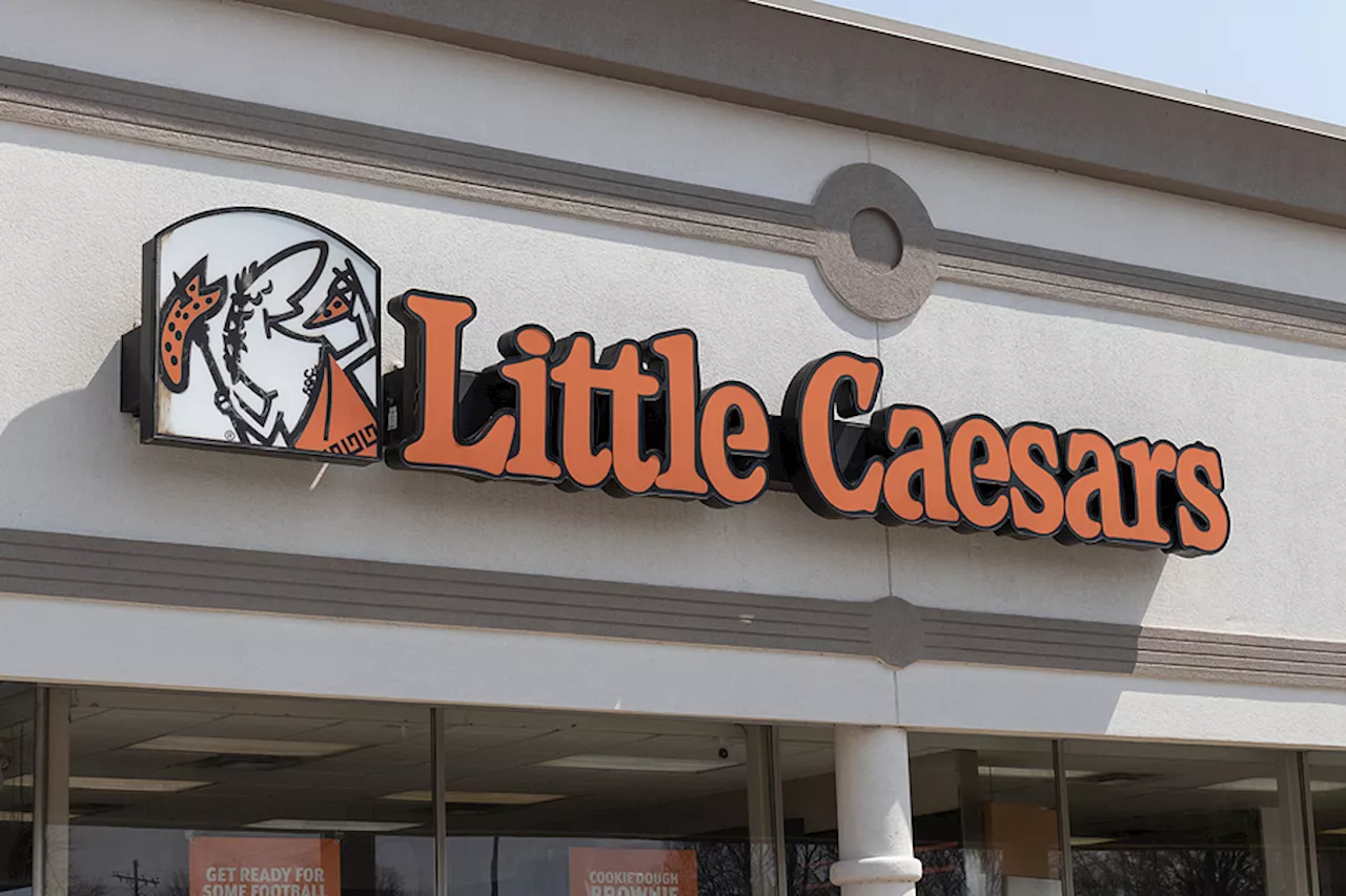 Consumidor presume la producción de la fachada del Little Caesars