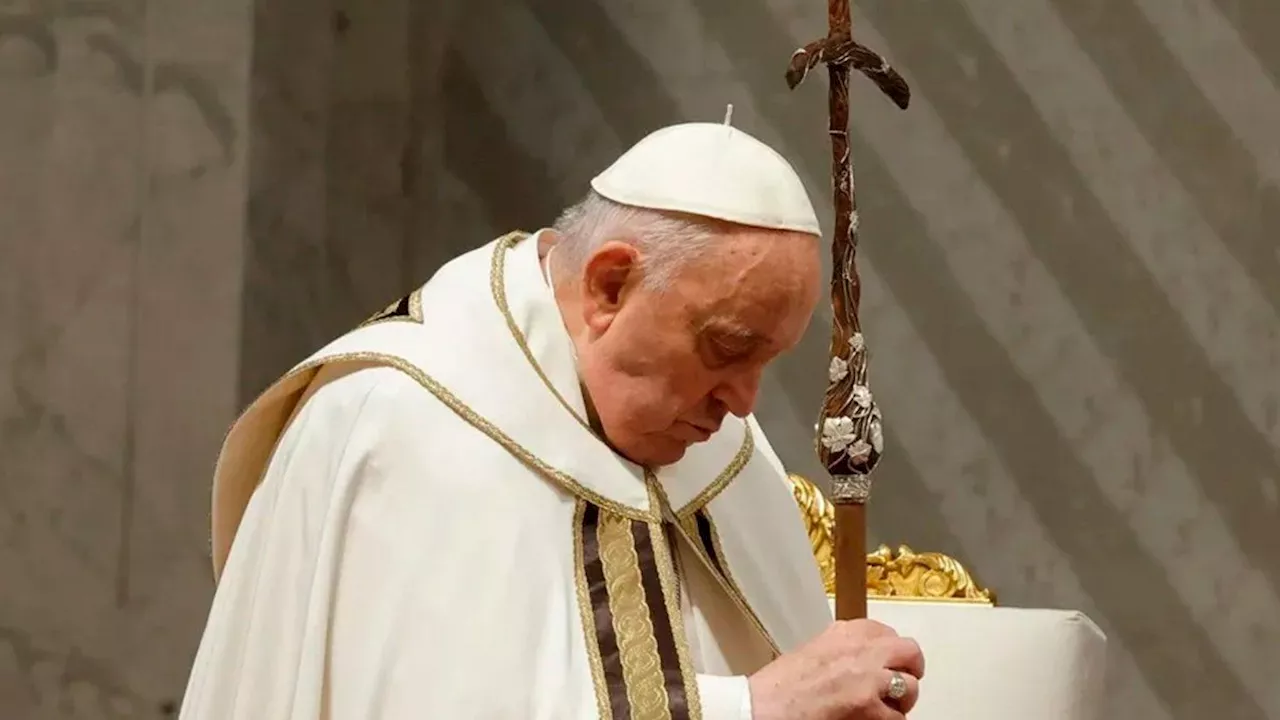 El papa Francisco encabezó la misa del Jueves Santo pese a sus problemas de salud