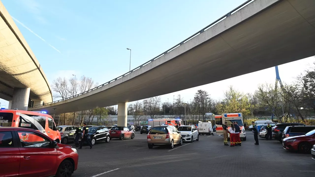 Motorradfahrer und Sozia stürzen von Brücke