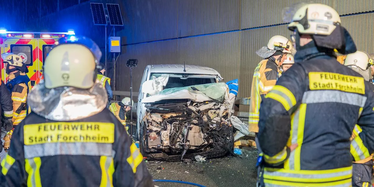 Schwerer Unfall auf A73 bei Forchheim: 31-Jähriger prallt in Baustellenfahrzeug