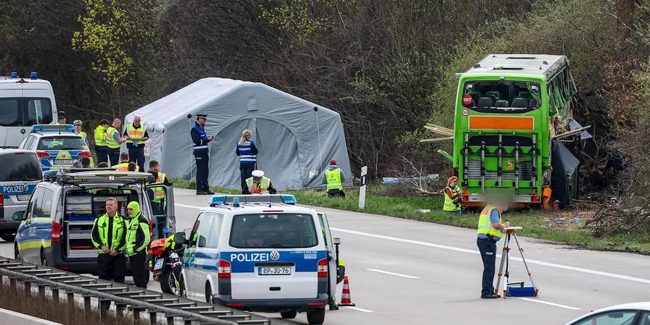 Tödliches Busunglück auf der A9: Ermittlungen gegen Fahrer - Verdacht der fahrlässigen Tötung