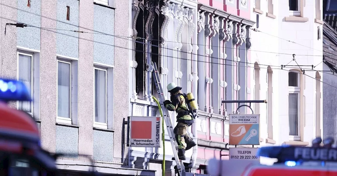 Eltern und zwei kleine Kinder tot - nach Brandstiftung in Solingen läuft die Fahndung