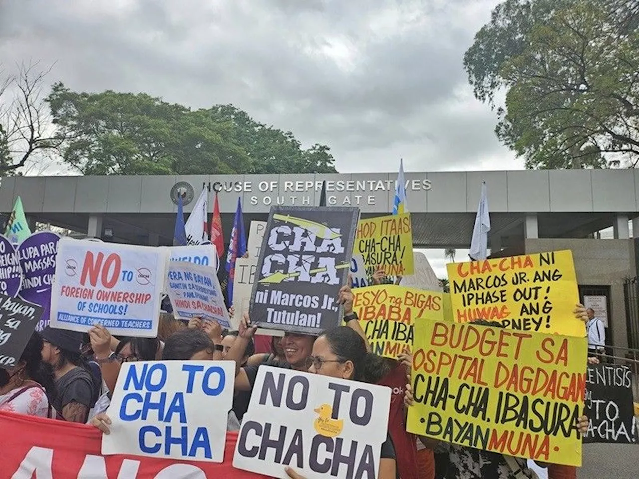 Survey shows Cha-cha still 'unpopular' with Filipinos — Senate leaders