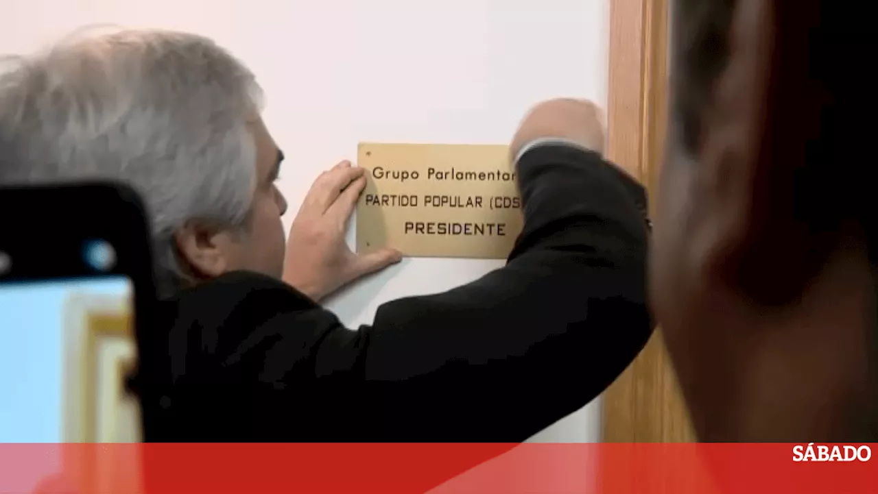 Paulo Portas emociona-se ao ver placa do CDS ser colocada de novo no Parlamento