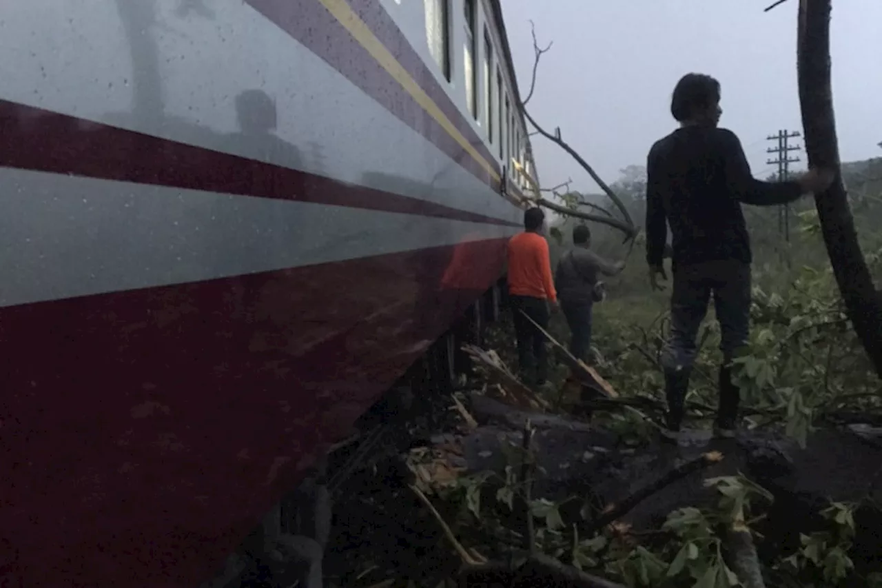 คืบหน้าเหตุขบวนรถไฟตกราง สายตะวันออกเฉียงเหนือ ล่าช้า เจ้าหน้าที่เร่งเคลียร์