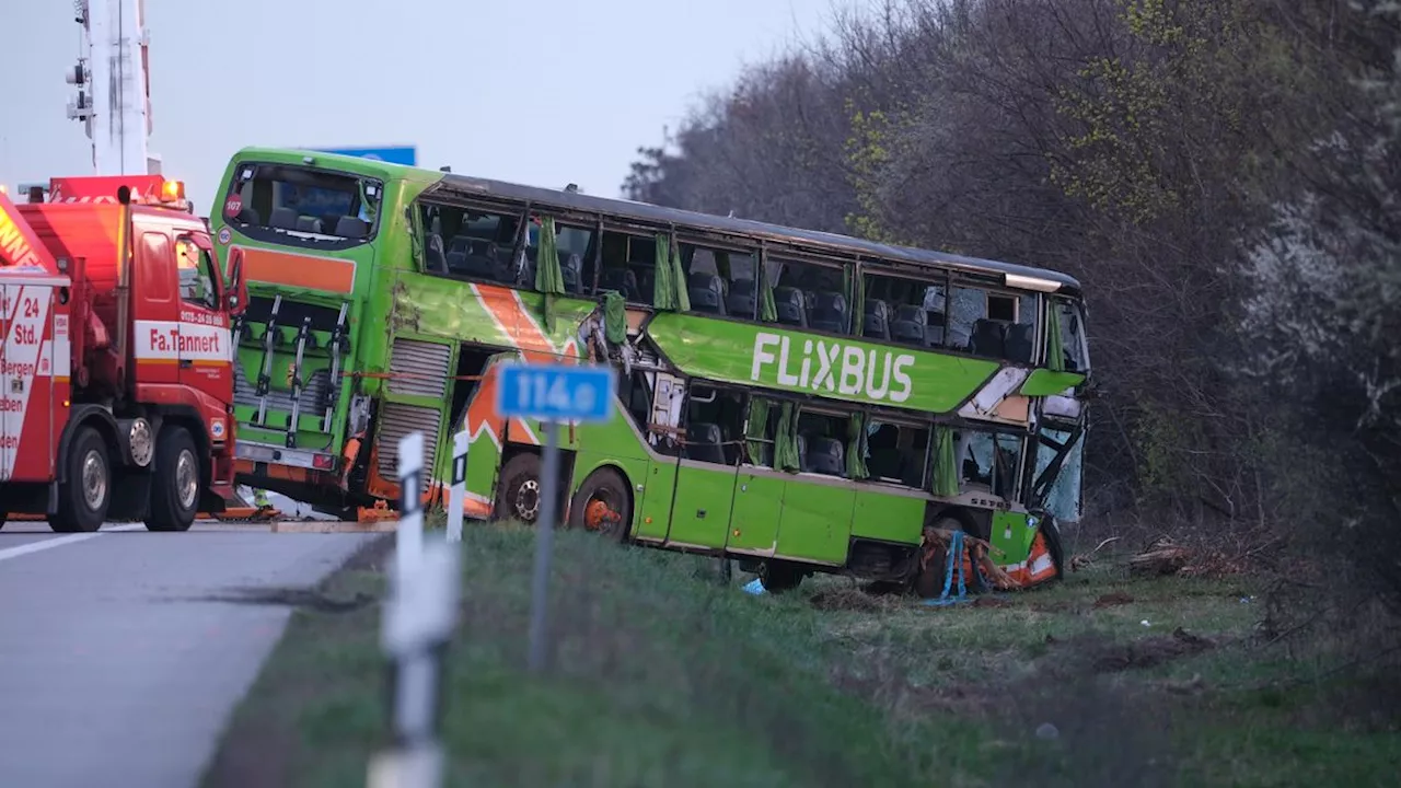 Auf Autobahn umgekippter Flixbus: Identität der Toten nach Busunglück laut Polizei noch unklar