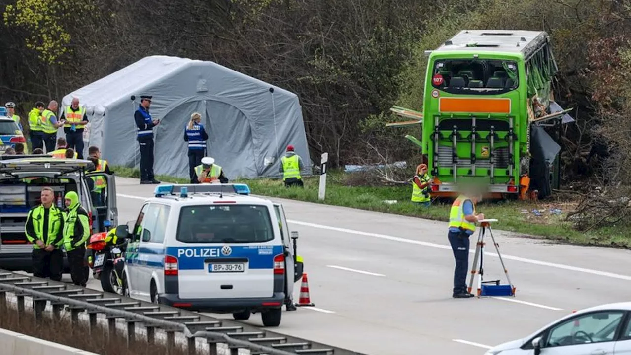 Verkehr: Ermittler suchen nach Ursache für Busunglück