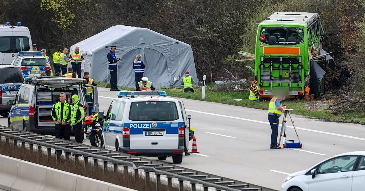 Ermittler suchen nach Ursache für Busunglück