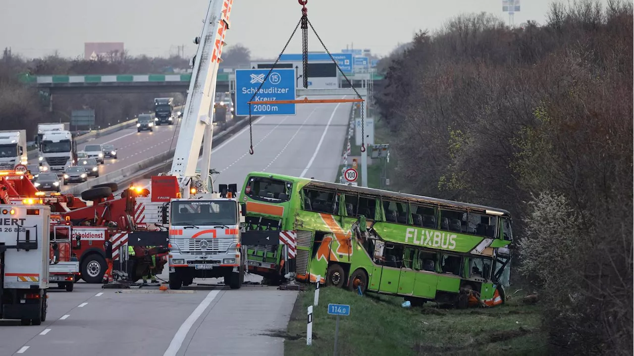 Zeugin berichtet von lautstarker Diskussion: Flixbus auf der A9 verunglückt – Staatsanwaltschaft ermittelt gegen Fahrer