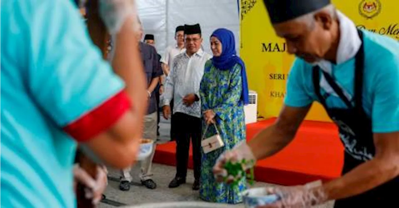 Raja Permaisuri Agong berkenan agih bubur lambuk di Kampong Bharu