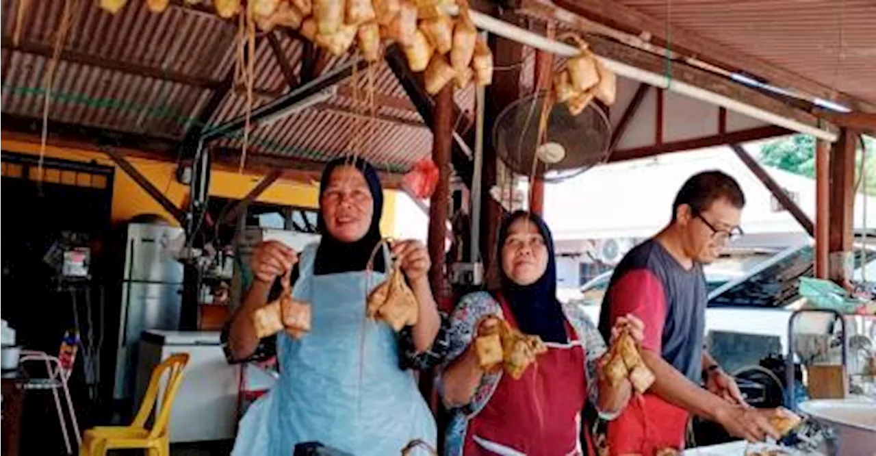 Zaim’s ketupat a big hit as customers rush to snap up tasty delicacy