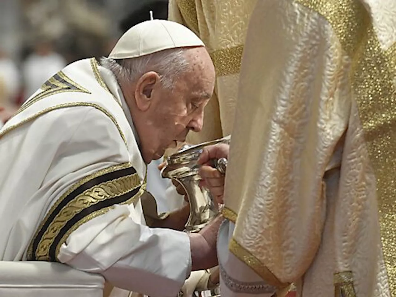 Papst Franziskus feiert Kreuzweg am Kolosseum in Rom