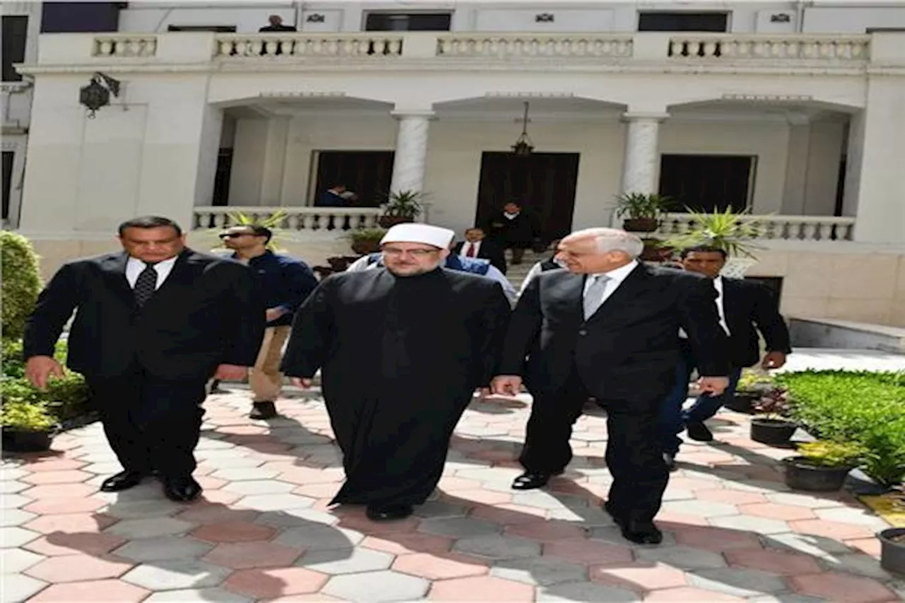 وزير الأوقاف يتفقد مسجد السيدة زينب عقب افتتاحه