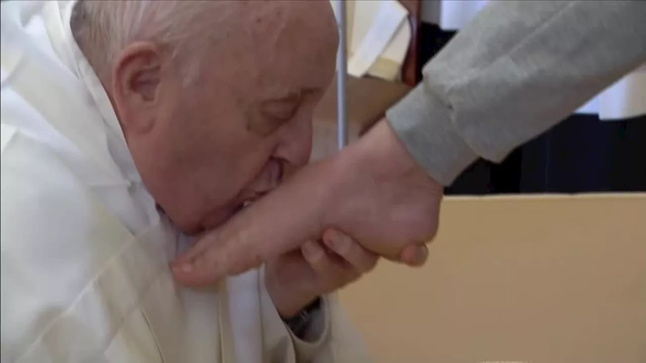 Papa Francisco rompe tradição de Páscoa e lava apenas os pés de mulheres