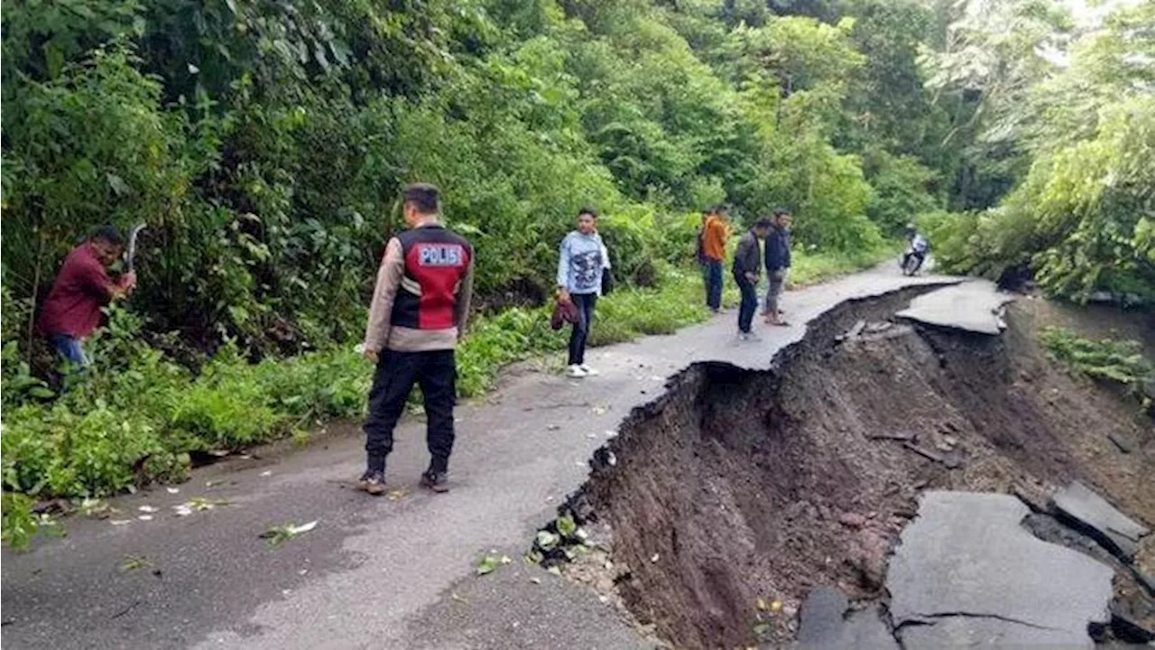 Jalan di Seram Barat Maluku Longsor Diterjang Banjir, Akses Lumpuh