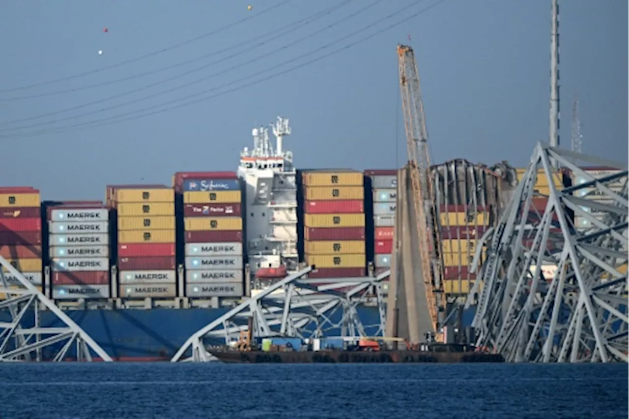 Une énorme grue à Baltimore pour dégager les débris du pont effondré