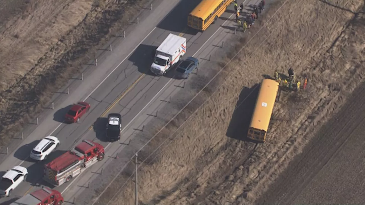 School bus crash in Brock, Ont. leaves 2 people with minor injuries