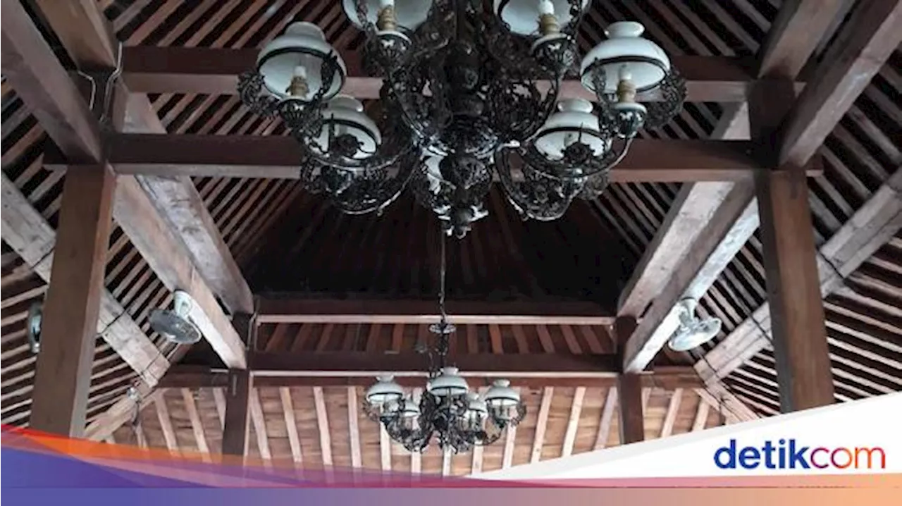 Cara Praktis Bersihkan Lampu Gantung di Rumah